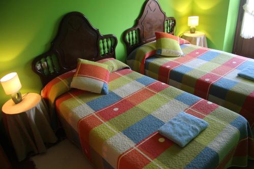 奥利奥Casa Rural Erretzabal Txiki的两张睡床彼此相邻,位于一个房间里