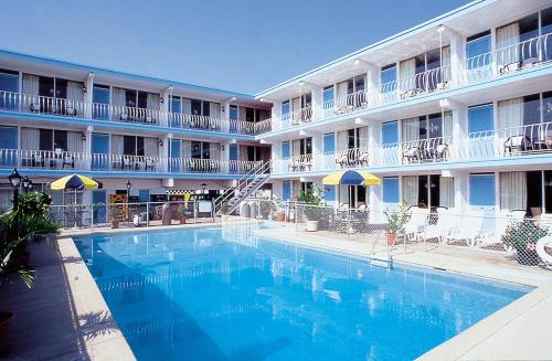 怀尔德伍德魁北克汽车旅馆的酒店前方的大型游泳池