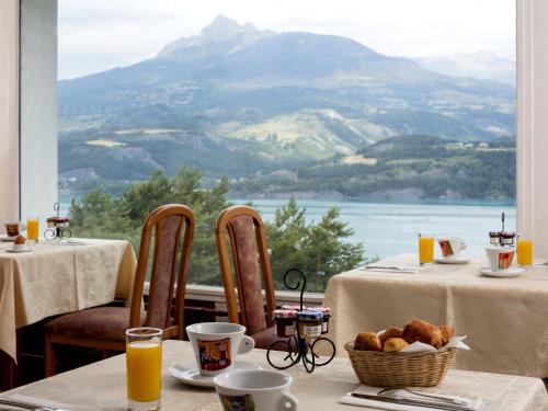 塞威恩罗格斯艾登拉克酒店的一张带一篮子食物的桌子,享有山景