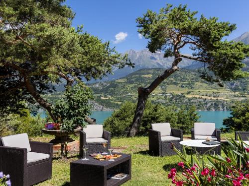 塞威恩罗格斯艾登拉克酒店的庭院配有桌椅,享有湖景