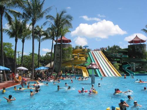 Fengping怡园度假村的一群人在水上公园的游泳池里