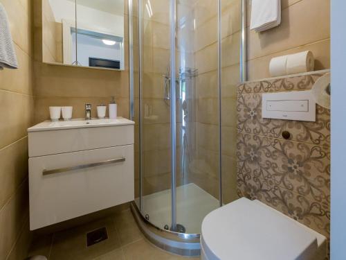 茨里克韦尼察Apartments Goldy的带淋浴、卫生间和盥洗盆的浴室