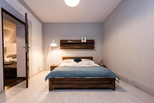 卡托维兹Stylowy apartament的一间卧室配有一张带蓝色毯子的床