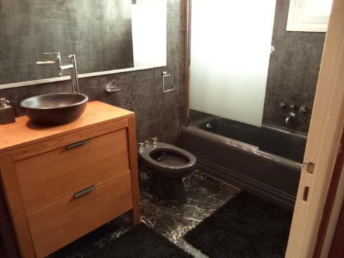圣让-德吕兹Toki Alai的黑色浴室设有水槽和卫生间