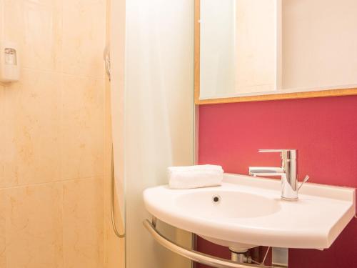 耶尔B&B HOTEL Hyeres的一间带水槽和镜子的浴室