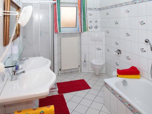巴特比恩巴赫Ferienwohnungen Anna的白色的浴室设有水槽和卫生间。