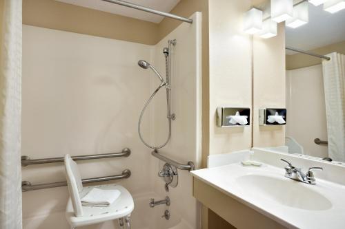 芒特弗农Super 8 by Wyndham Mount Vernon, IL的一间带水槽、卫生间和镜子的浴室