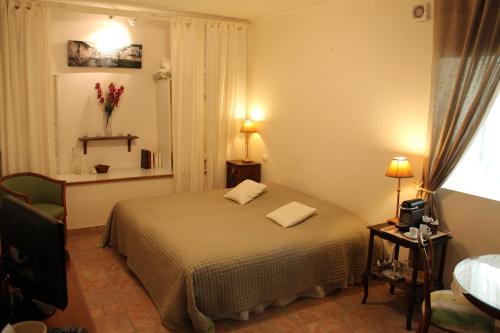 Empurany乐库洛扎特酒店的一间卧室配有一张带两个枕头的床