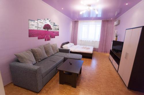 Studio apartment in the center of the Malygina street house 52的休息区