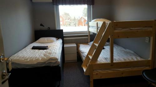BygdeåMotell Trafikanten的一间卧室设有两张双层床和一扇窗户。