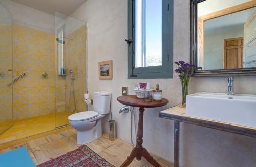 SotosalbosFinca Fuente Techada - Adults Only的浴室配有卫生间、盥洗盆和浴缸。