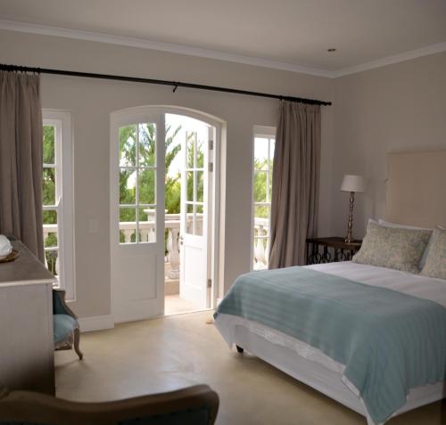 里比克堡Villa Anna Katarina的一间卧室设有一张床和一个滑动玻璃门