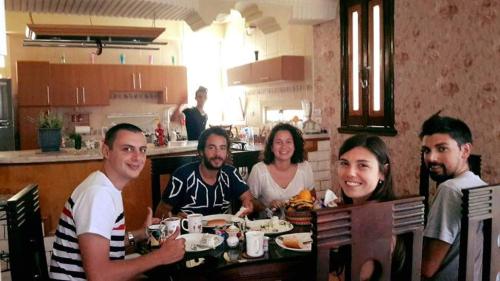 赫尔格达Villamar Sea View的一群坐在餐桌旁吃饭的人