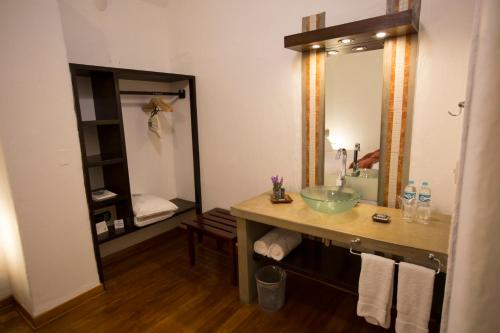 乌鲁班巴Tierra Viva Valle Sagrado Hotel的一间带水槽和大镜子的浴室