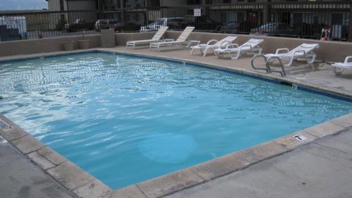 米德瓦尔探索旅馆的一个带躺椅和椅子的大型游泳池