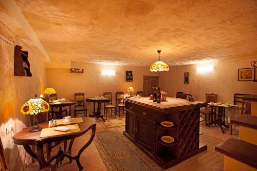 第比利斯Caravan Villa的一间在房间内配有桌椅的餐厅