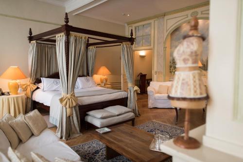 布鲁塞尔迪赛皮蒂姆酒店的一间带天蓬床的卧室和一间客厅