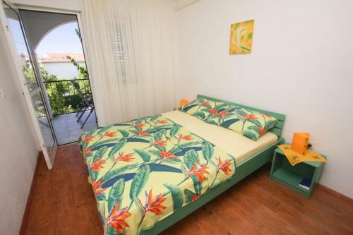 泽瑟沃Apartments Plavica的一间卧室配有一张带花卉床罩的床