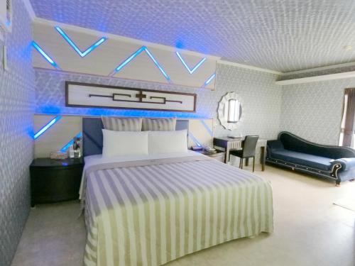 新竹新竹月圆Motel 的一间卧室配有一张特大号床和一张沙发