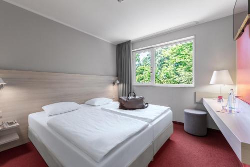 Forst西布赫萨尔瑟维斯酒店的酒店客房设有白色的床和窗户。