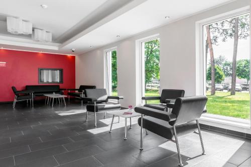 Forst西布赫萨尔瑟维斯酒店的一间设有椅子和红色墙壁的等候室