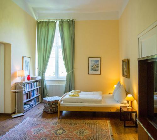 Behren-LübchinHerrenhaus Samow的一间卧室设有一张床和一个窗口
