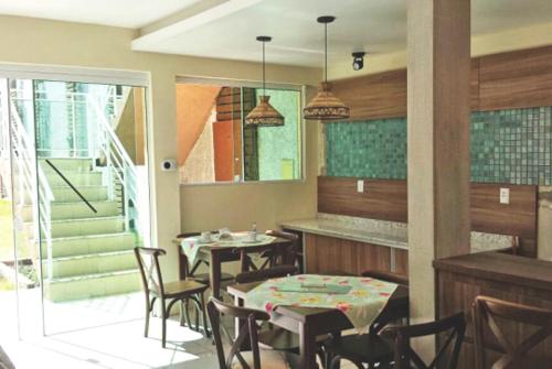 里奥格兰德Pousada Musleh的一间带桌椅的餐厅,以及楼梯