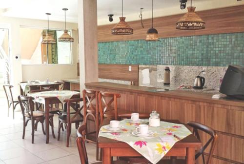 里奥格兰德Pousada Musleh的一间带桌椅和柜台的餐厅