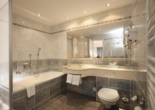 哥廷根汉诺威斯塔德特酒店的带浴缸、盥洗盆和卫生间的浴室
