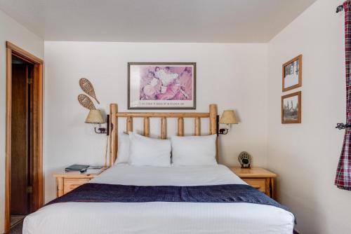 塔霍维斯塔Franciscan Lodge的一间卧室配有一张床和两张带台灯的桌子。