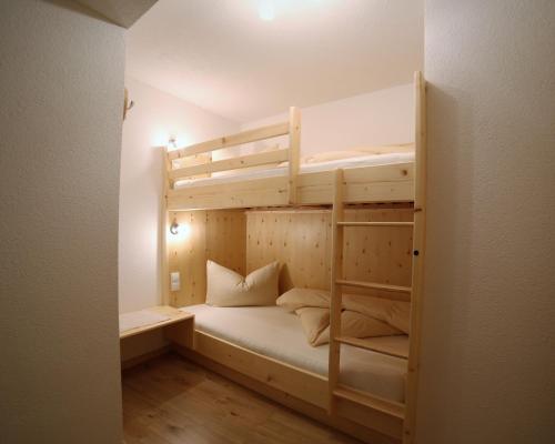 瑙德斯Apart Wackernell的一间卧室配有两张双层床。