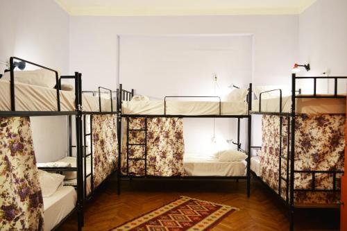 第比利斯索尔厨房旅舍的一间房间,设有三张双层床