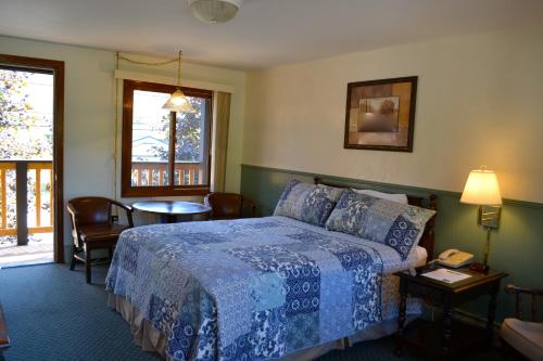 林肯坎克马格斯旅舍的酒店客房带一张床、一张桌子和椅子