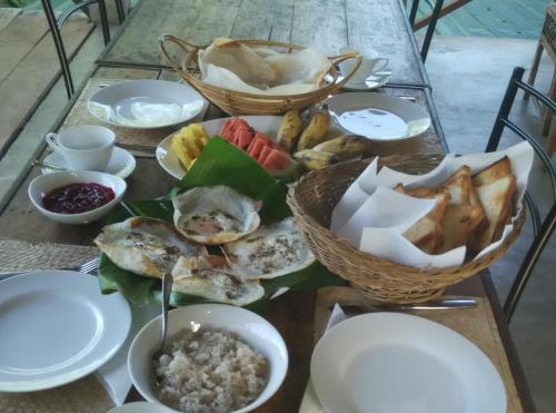 锡吉里亚锡吉里森林景观度假村的餐桌上放有盘子和碗的食物