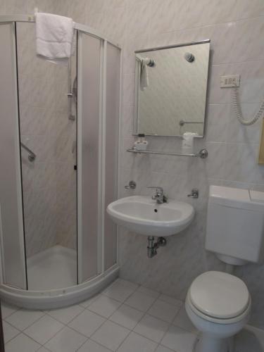 格拉多Hotel Stella Maris的带淋浴、卫生间和盥洗盆的浴室