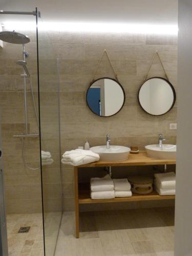La TourLa Maison de la Tour的浴室设有2个水槽和2面镜子
