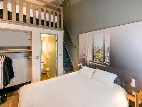 B&B HOTEL Bordeaux Lormont客房内的一张或多张床位