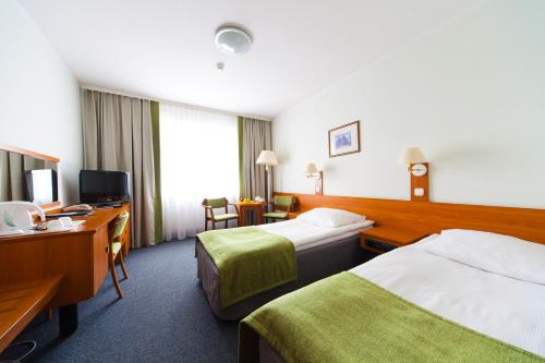 波兹南IOR酒店的酒店客房配有两张床和一张书桌