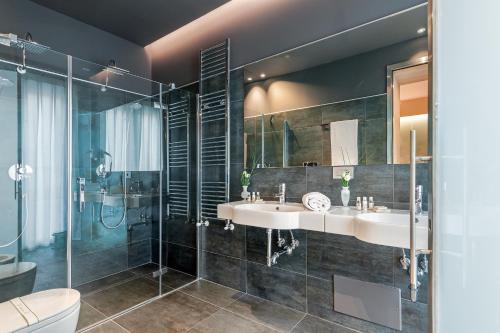 维罗纳维罗纳空调套房旅馆的一间带两个盥洗盆和淋浴的浴室