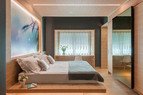 维罗纳维罗纳空调套房旅馆的一间卧室设有一张大床和一个窗户。