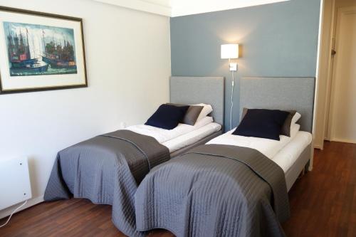 Straumen索厄特特劳门酒店的一间设有两张床的房间,位于一个画室