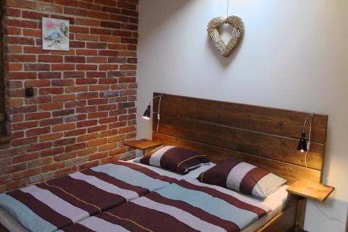 LibunecKamenny apartman的一间卧室配有一张砖墙床