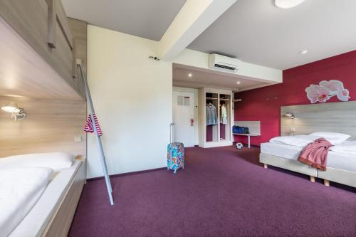 蒙塔鲍尔海利根罗特塞威酒店的一间卧室设有两张床和一面美国国旗。