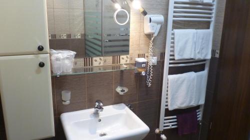 索瓦塔西尔维娅别墅旅馆的一间带水槽和镜子的浴室