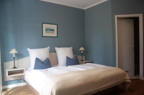 普雷罗豪斯卡拉尼奇酒店的蓝色卧室设有一张带蓝色墙壁的大床