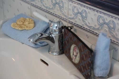 科克赛德B&B Chantery的浴室水槽、毛巾和水龙头