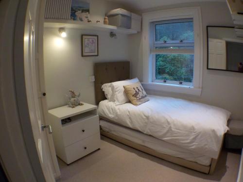 阿罗柴尔16 Admiralty的一间小卧室,配有床和窗户