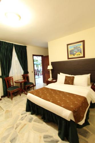 圣费尔南多里尔酒店客房内的一张或多张床位