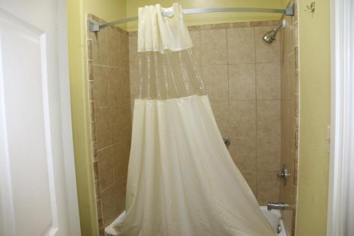 南帕诸岛南帕德里岛华美汽车旅馆的浴室内配有白色淋浴帘。