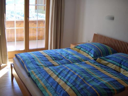 海因岑贝格索嫩特劳姆公寓的一间卧室设有两张床和窗户。